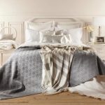 כיסוי מיטה רומנטית אפורה ומצעים קטנים מפוספסים