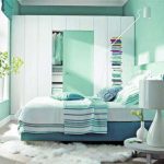 Ormar, krevet i stol u unutrašnjosti spavaće sobe u zelenoj boji