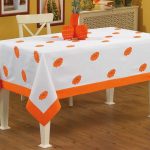 Tablecloth na may mga bulaklak na may orange na palamuti