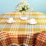 Na-checkered tablecloth para sa round table