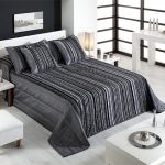 Naka-istilong strip para sa bedspread sa grey