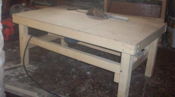 Stationary table for circular saw