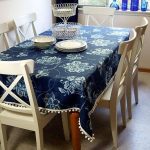 Yemek masası üzerinde koyu mavi rahat masa örtüsü