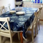 Tovaglia casual blu scuro sul tavolo da pranzo