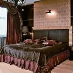 Ciemna okładka sypialni w kasztanowych kolorach