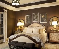 Tradiční postel s měkkým byaltsami se symetrickým uspořádáním nábytku