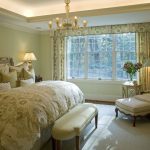 Tradycyjna sypialnia z wysokim miękkim łóżkiem i niezwykłym krzesłem z taflami