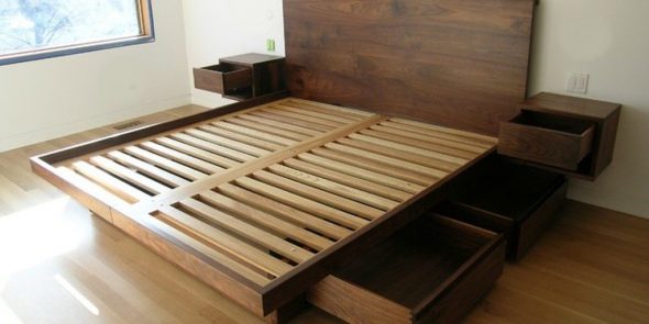 Łóżko z drewnianymi listwami