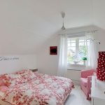 Standart dışı bir düzen ile parlak bir dekora sahip rahat beyaz yatak odası.