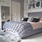 Modern bir yatak odasında örme yatak örtüsü