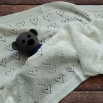 Плетено одеяло със сърца за новородено