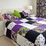 Yatak odasında yatak örtüleri için parlak bitkisel motifler