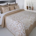 Jakarlı yatak örtüsü - yatak odasında minimalizm tarzında şık bir vurgu