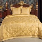 מיטה מרופדת בצבע צהוב משובצת בסגנון וינטאג '