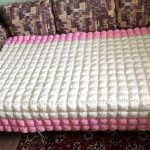 Biało-różowy koc bonbon na dużej kanapie