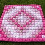 White at pink blanket na may rhombus sa patchwork na pamamaraan