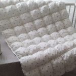 White blanket with stars using bonbon technique in a newborn’s crib
