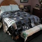 Çift kişilik bir yatakta geniş patchwork yatak örtüsü kendin yap
