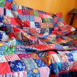 Malaking multi-colored na kubrekama sa double bed