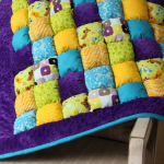 Bonbon blanket with children's drawings with a purple plush rim