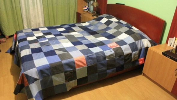 Squares of different color on the bedspread