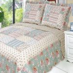 Magandang patchwork na kubrekama para sa isang double bed