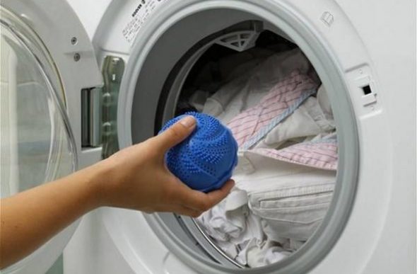 Istället för tennis kan du använda speciella bollar för tvättmaskiner.