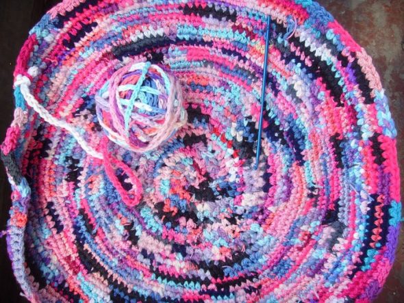 Round rug of unusual tangle