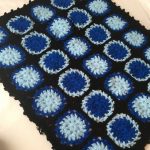 Mały niebieski i czarny dywan wykonany ręcznie