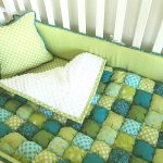 Yeşil ve mavi renklerde olan bonbon battaniye, battaniye ve yatak örtüsü gibi bir bebek karyolası için mükemmeldir.