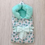 Blanket-plaid with a zipper with mint hedgehogs