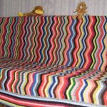 Çok renkli dalgalı şeritler bir kanepe ekose