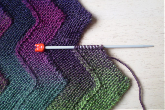 Zigzag knitting needles