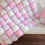Bonbon-style pillows and blankets