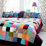Narzuta patchworkowa świetnie prezentuje się w sypialni