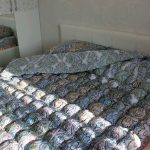 بطانية بونبون متعددة الألوان على سرير مزدوج
