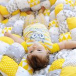 يتم الجمع بين الرمادي والأبيض والأصفر تماما لتصميم بطانية للطفل.