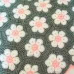 Gray plaid na may floral motifs