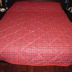 Quilted checkered blanket para sa isang double bed