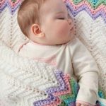 Bebek için renkli kenarlı beyaz ekose