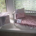 Vit-rosa säng set och stickad filt gör det själv