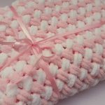 Bijelo-ružičasti mekani pokrivač