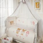 Białe łóżko z niedźwiedziami dla dziecka