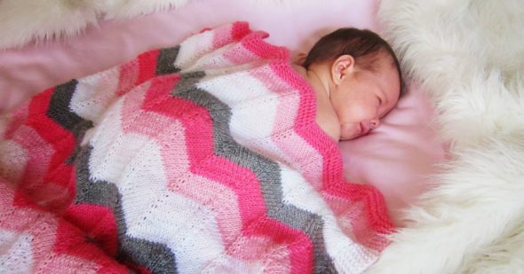 Białe, różowe, karmazynowe i szare odcienie w kratę dla noworodków