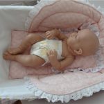 Toy bed na may kama para sa baby doll