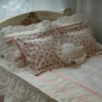 Bir bebek yatağı seti