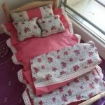 Krevet s plahtom, dekom i jastucima