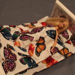 Barbie cot na may kama na may butterflies
