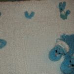Meki pahuljasti karirani pokrivač za bebu s zečićima