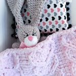 Delikatny różowy dywan i pluszowy zając